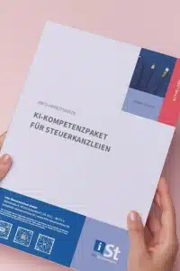 Mockup der INFO-Arbeitshilfe „KI-Kompetenzpaket für Steuerkanzleien“ als gedruckte Arbeitsunterlage in Händen.